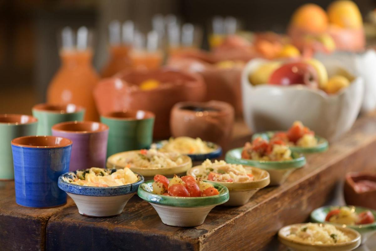 Comida en o cerca de este hotel