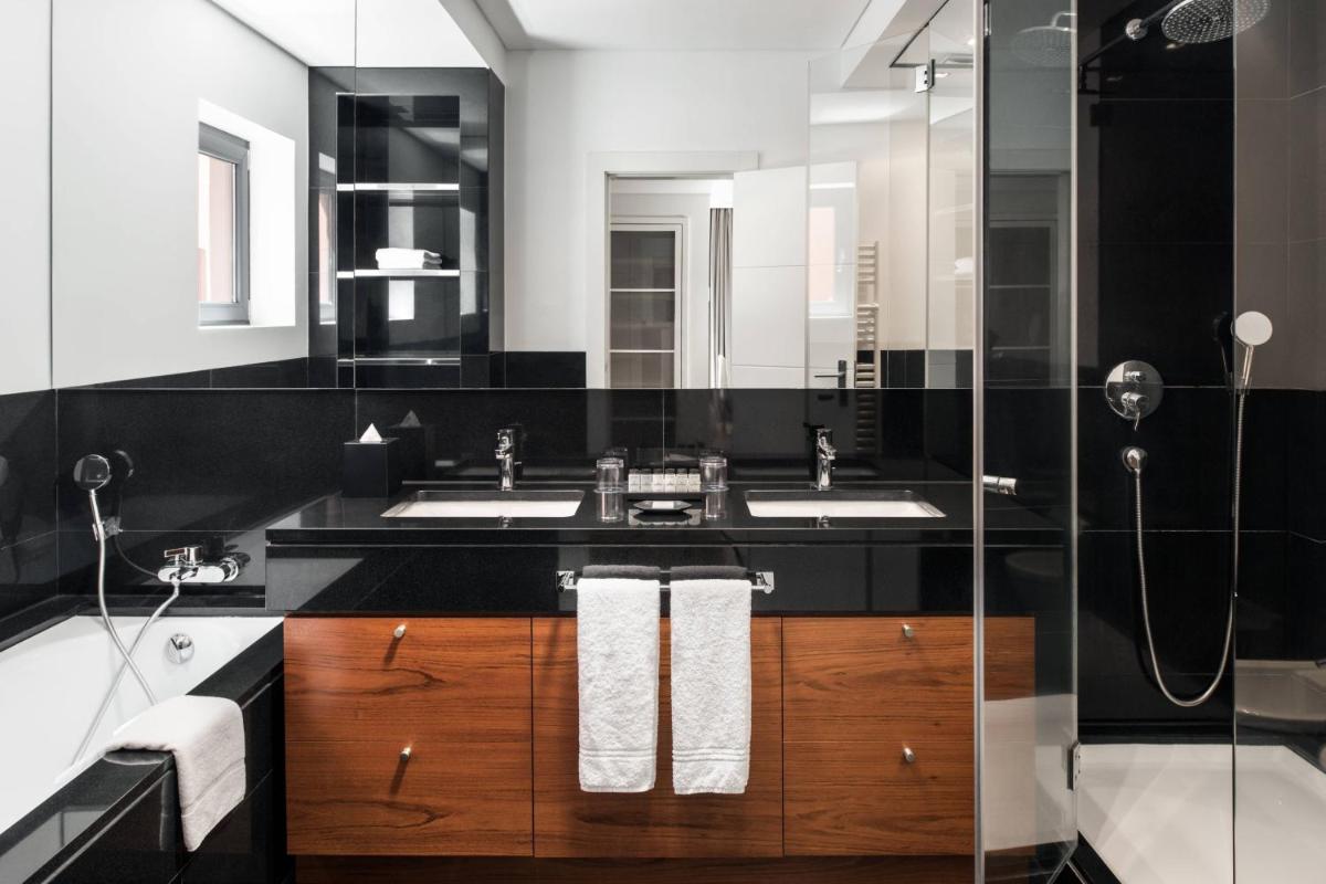 um banheiro com duas pias e um chuveiro em Sheraton Cascais Resort - Hotel & Residences em Cascais