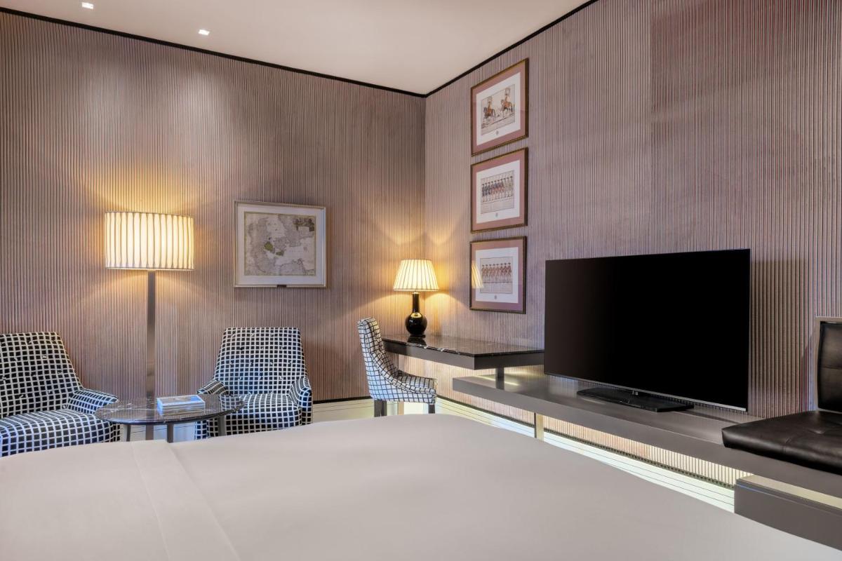 Una televisión o centro de entretenimiento en Santo Mauro, a Luxury Collection Hotel, Madrid