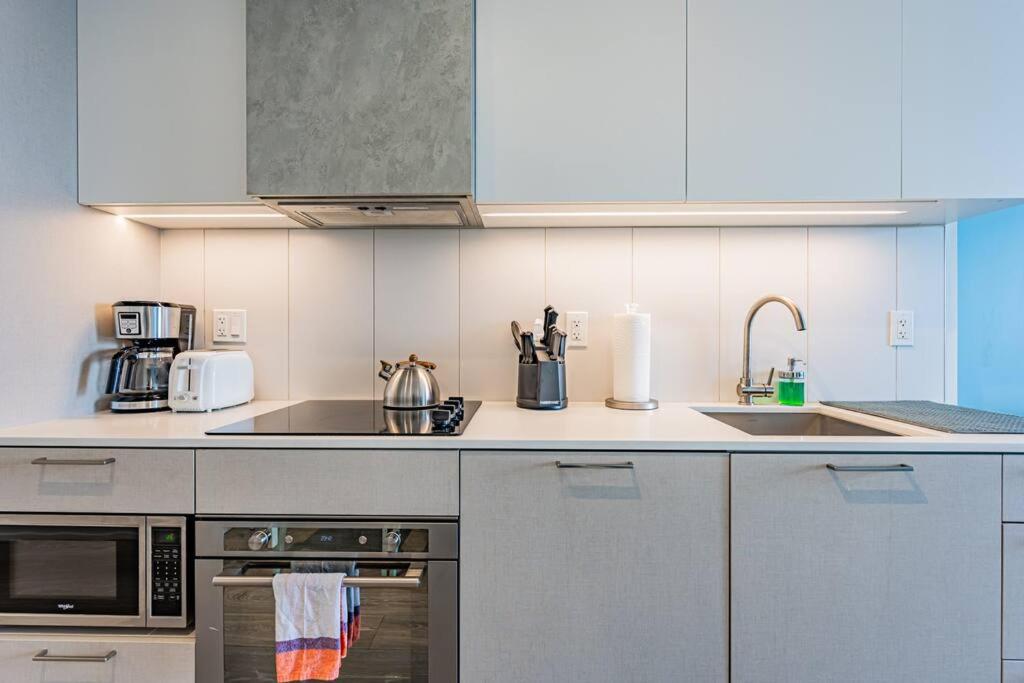 Elegant 2BD Condo with Balcony Lake & City View - Housity