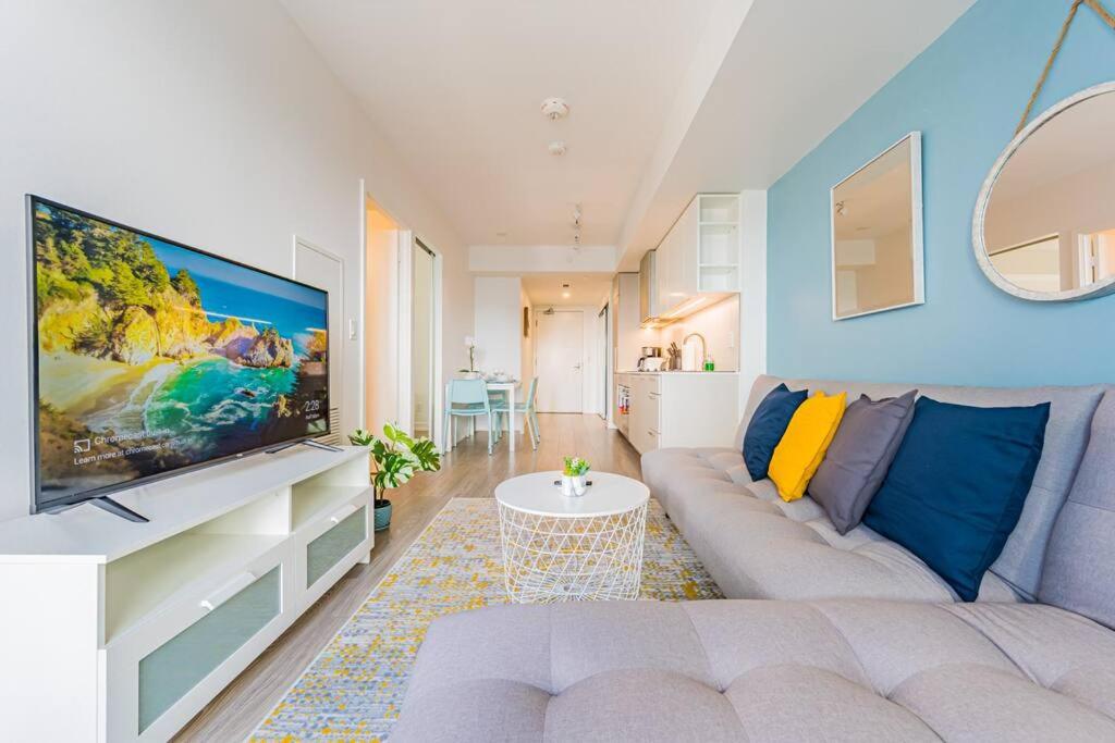 Elegant 2BD Condo with Balcony Lake & City View - Housity