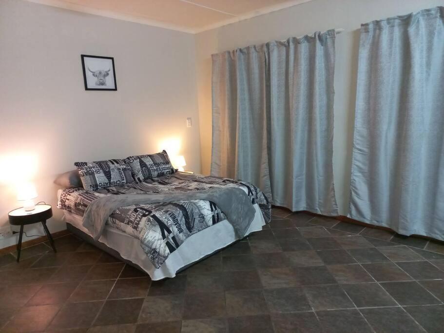 Sir Garnet Elephant - Housity