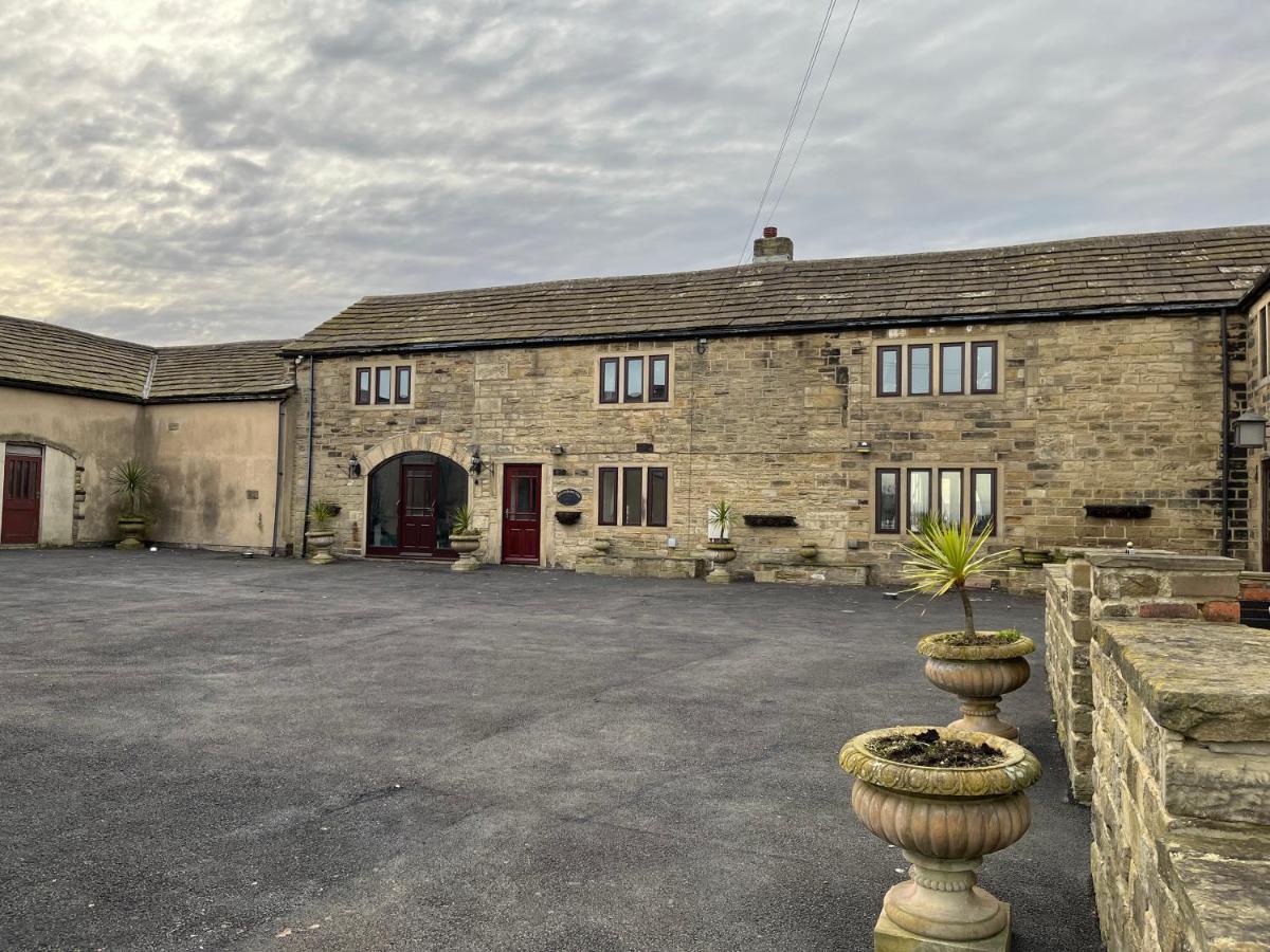 The Farm House Modern spacious 2 bedroom home at Tong road Leeds perfect for contractors free secure parking - Housity