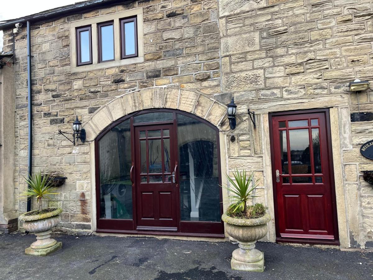 The Farm House Modern spacious 2 bedroom home at Tong road Leeds perfect for contractors free secure parking - Housity