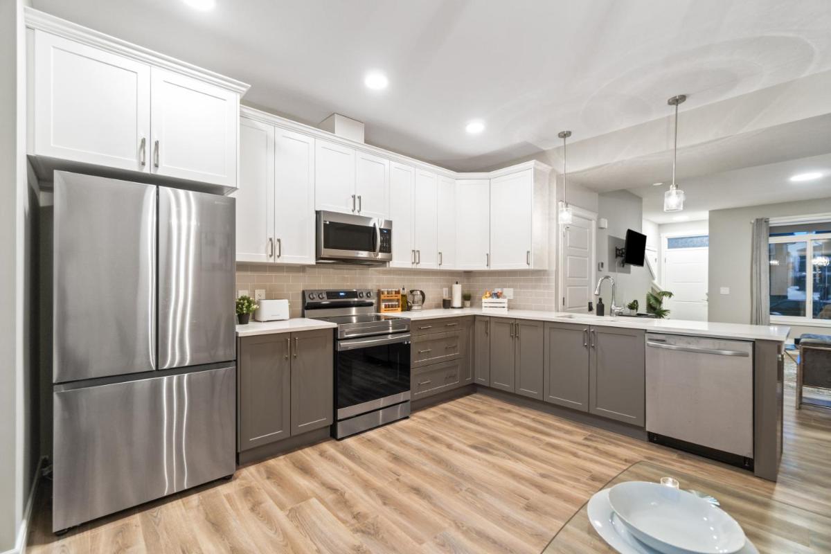 Stylish Comfort -Your Home Base for Short or Long Stays - Housity