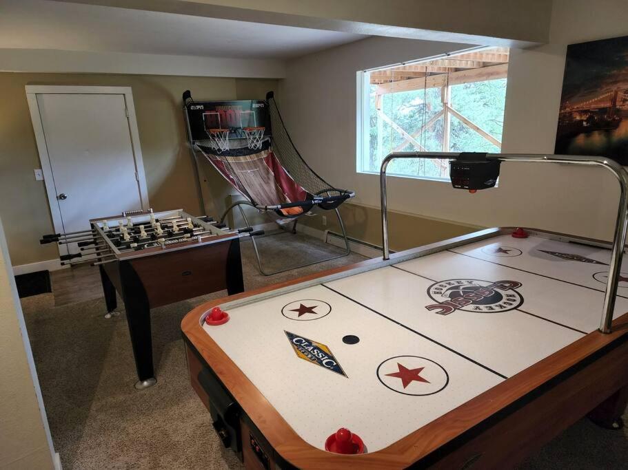 Mountain Top Escape! Hot tub, Gameroom, Firepit! - Housity