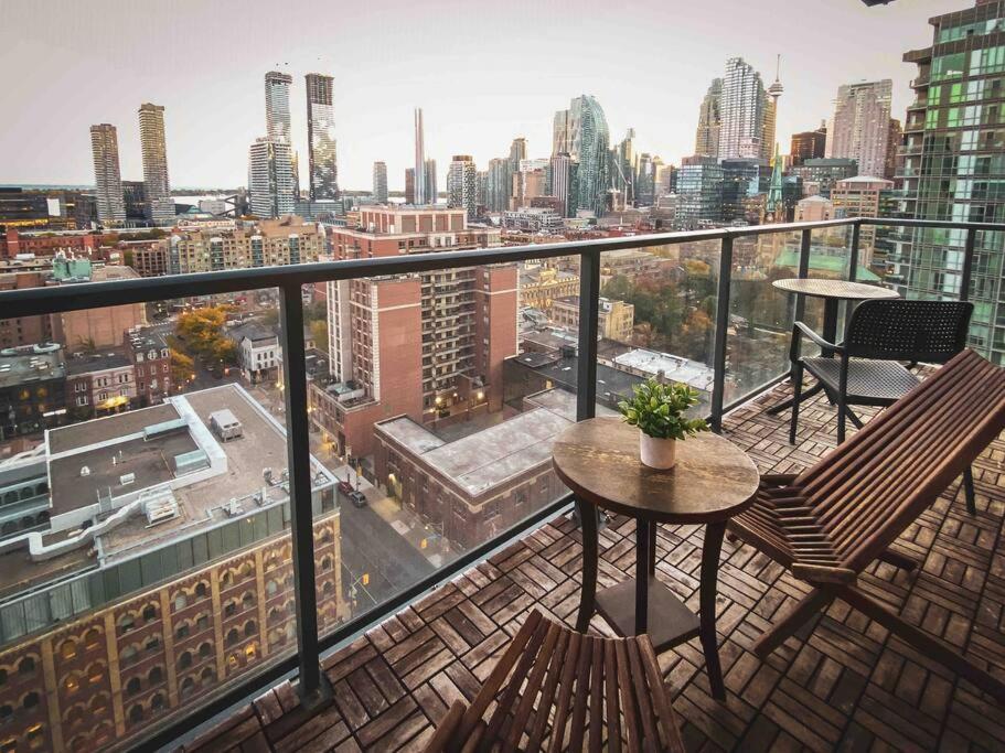 Luxury Condo (CN Tower view) Downtown Toronto - Housity