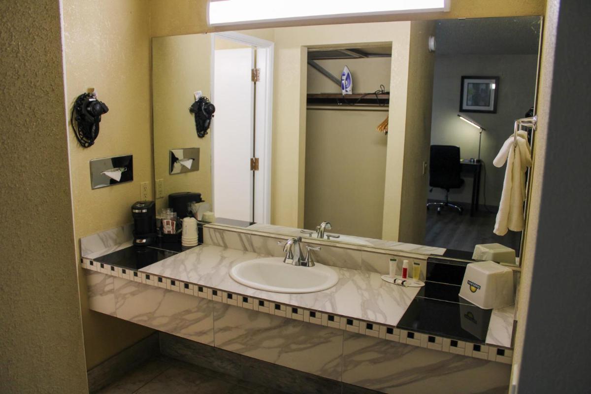 Days Inn by Wyndham Bend - Housity