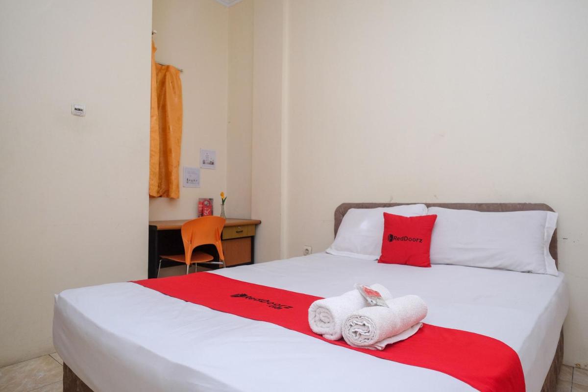 RedDoorz near Jalan Wolter Monginsidi Manado - Housity