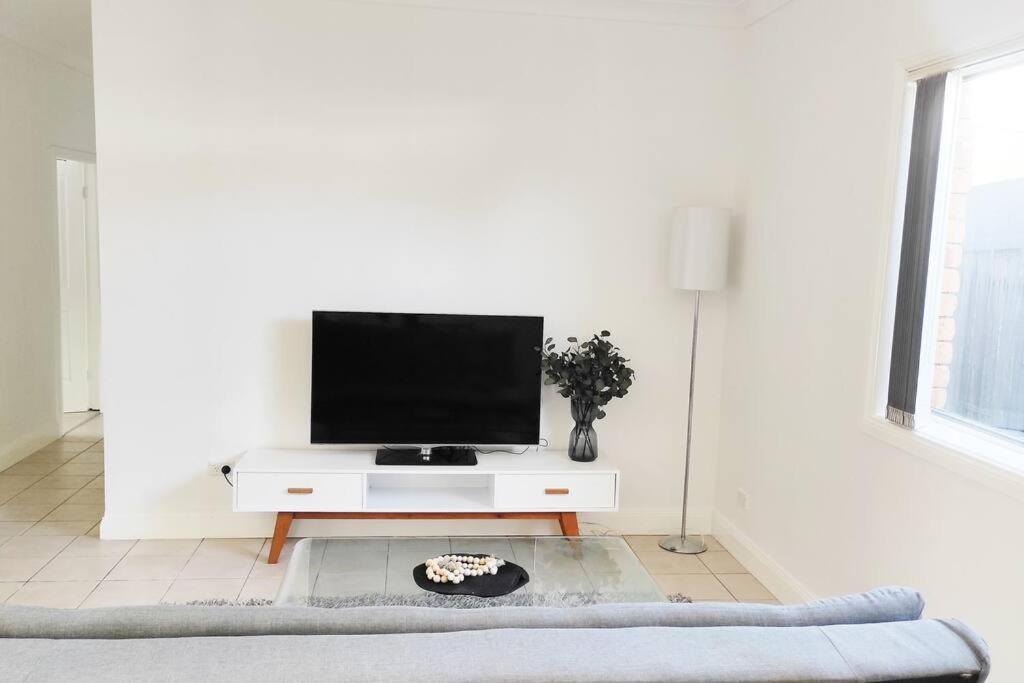 Stylish Spacious Auburn 3Bedroom House Near Olympic Park ANZ Stadium DFO Pet Friendly - Housity