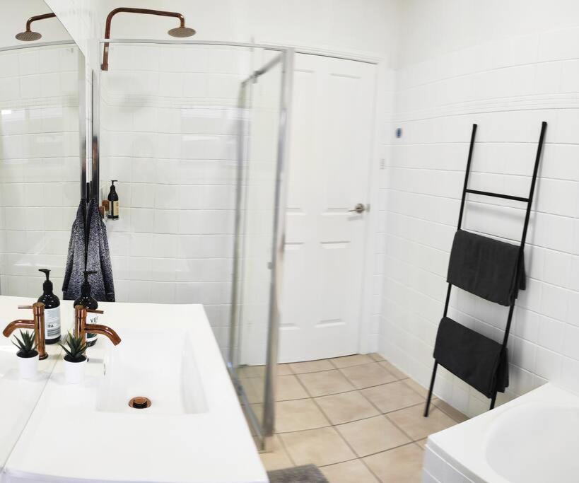 Stylish Spacious Auburn 3Bedroom House Near Olympic Park ANZ Stadium DFO Pet Friendly - Housity
