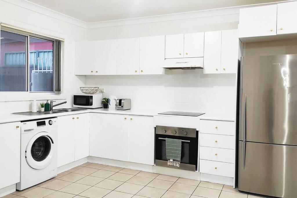 Stylish Spacious Auburn 3Bedroom House Near Olympic Park ANZ Stadium DFO Pet Friendly - Housity