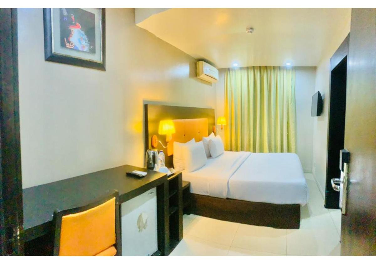 Oakspring Hotel & Luxury Suites - Housity