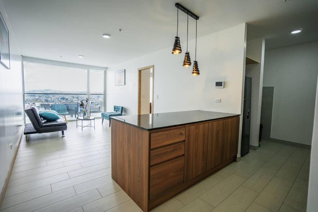Suite lujosa Edificio One piso 21 Quito- Ecuador - Housity