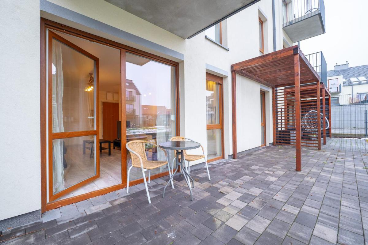 Apartament MiMi Wrocław-Wysoka , salon+sypialania, parter, TARAS - Housity