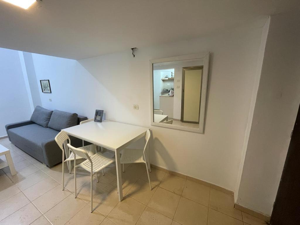Suitetrails - PORT CITY HAIFA - Downtown Studio with Gallery nxt German Colony