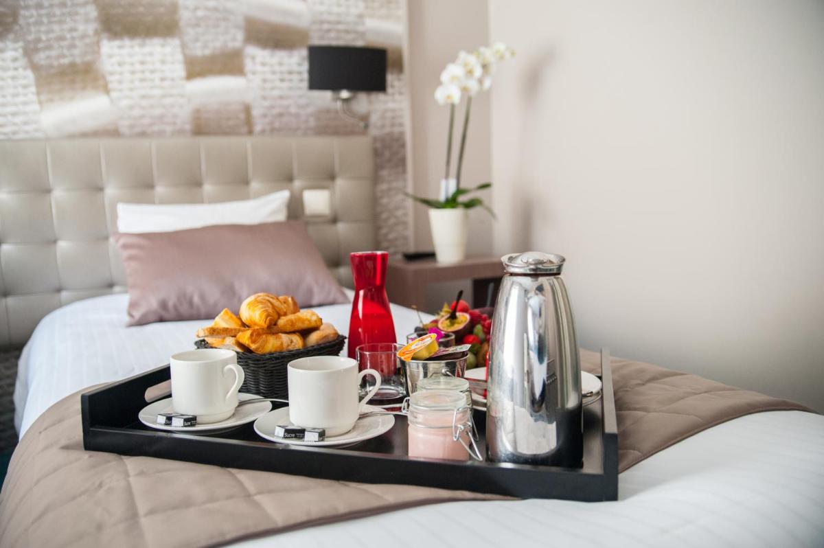 Un ou plusieurs lits dans un hébergement de l'établissement Logis Hôtel Restaurant Le Fruitier