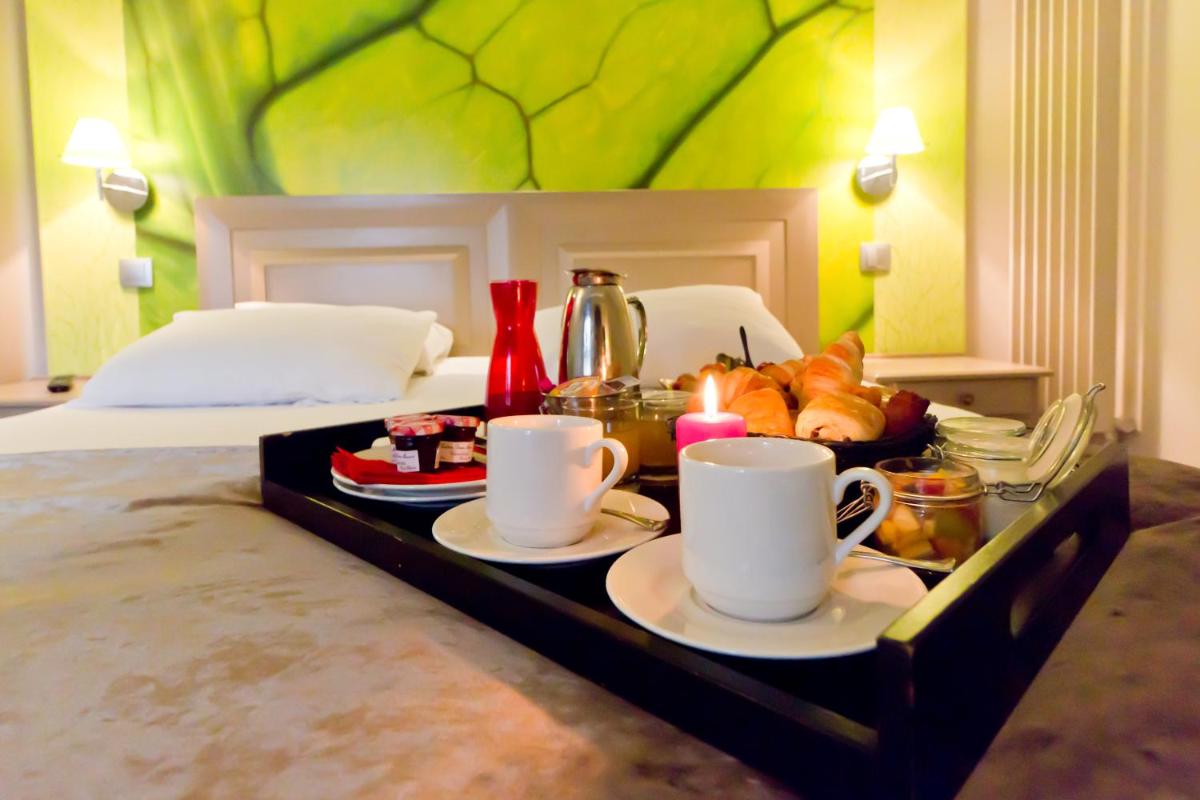 Un ou plusieurs lits dans un hébergement de l'établissement Logis Hôtel Restaurant Le Fruitier