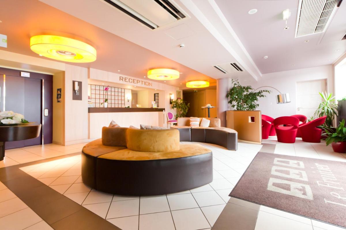 Coin salon dans l'établissement Logis Hôtel Restaurant Le Fruitier