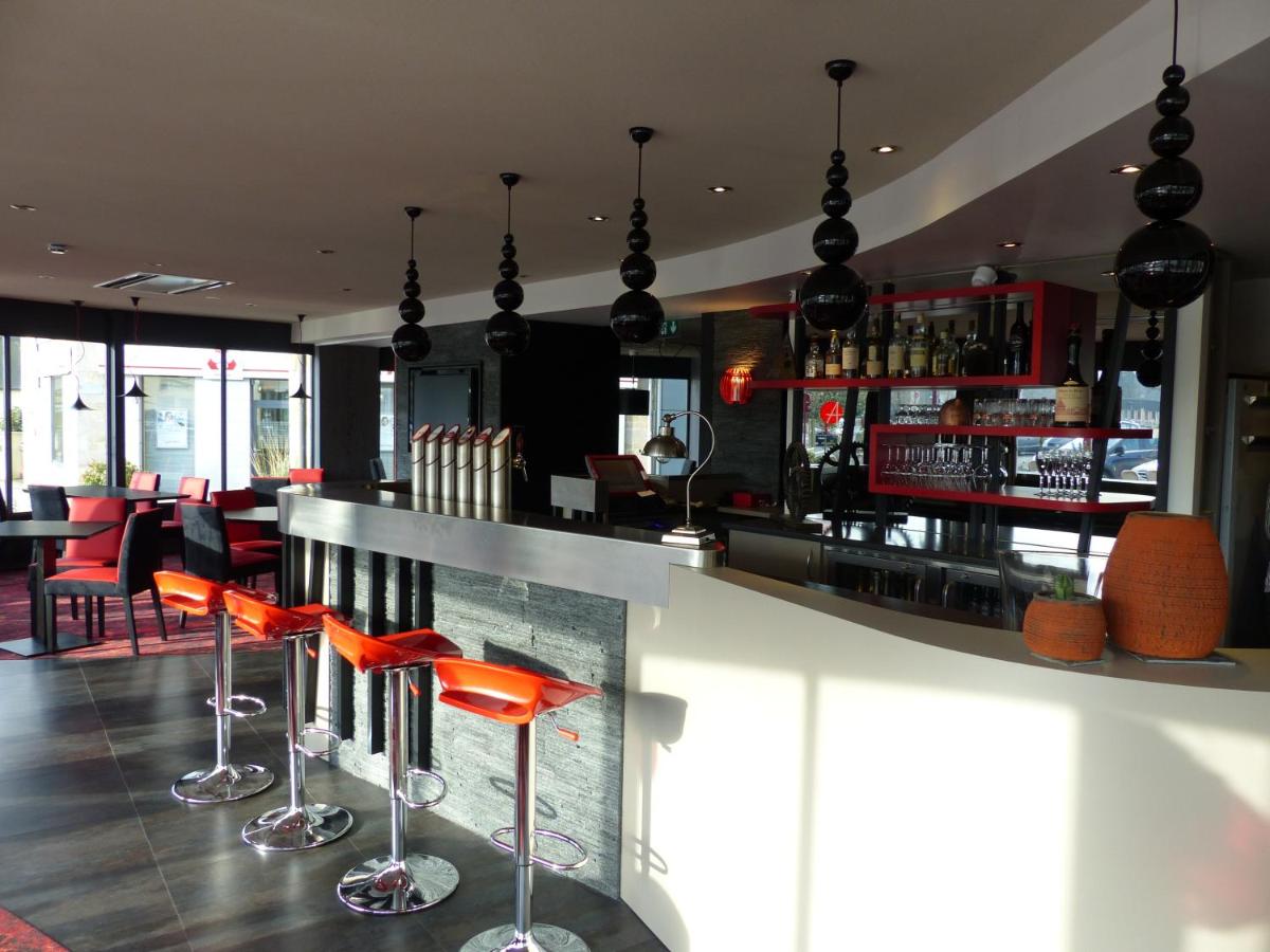 Salon ou bar de l'établissement Logis Hôtel Restaurant Le Fruitier