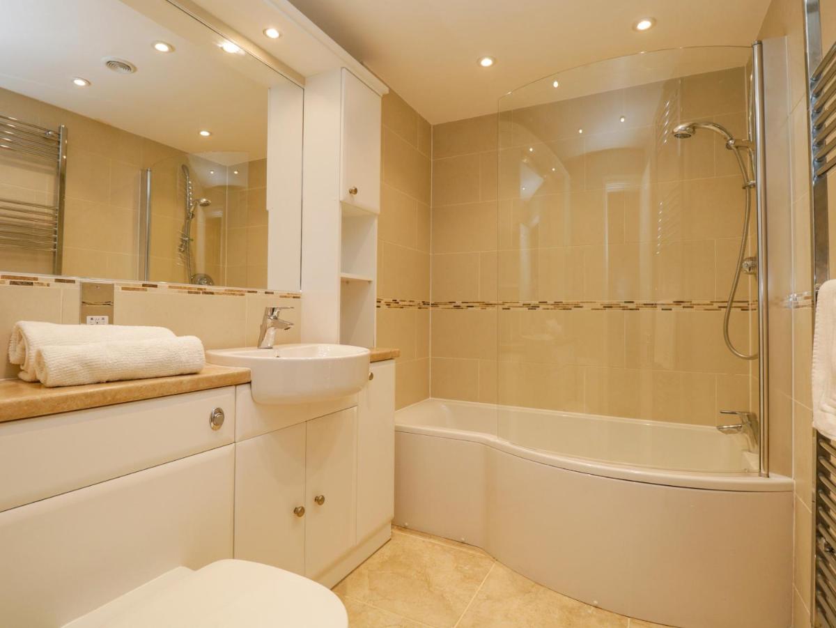 Lake House Loft - Housity