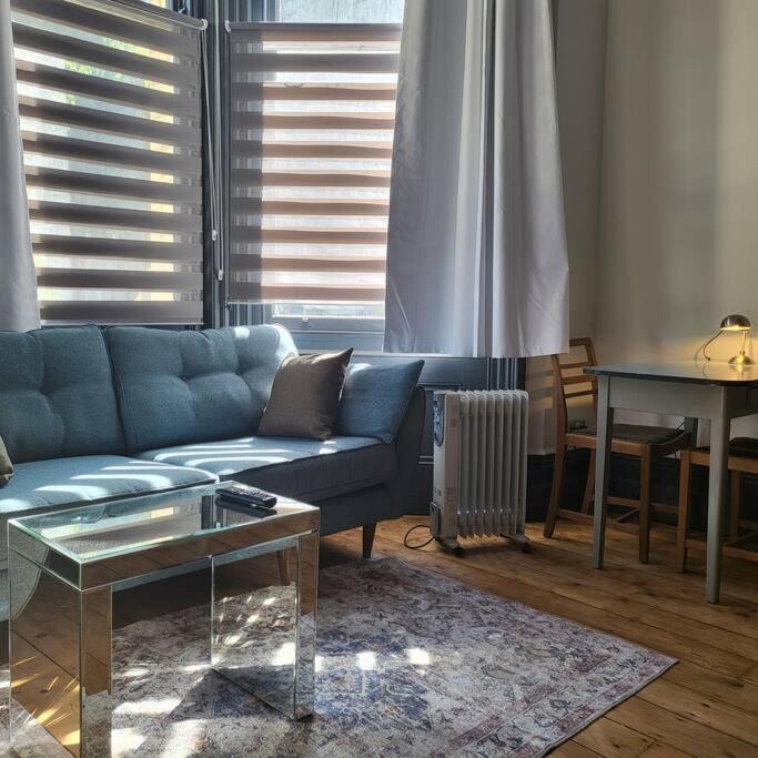 21 Mini Loft Apartment - Great Location - Comfy King Size Bed - Housity