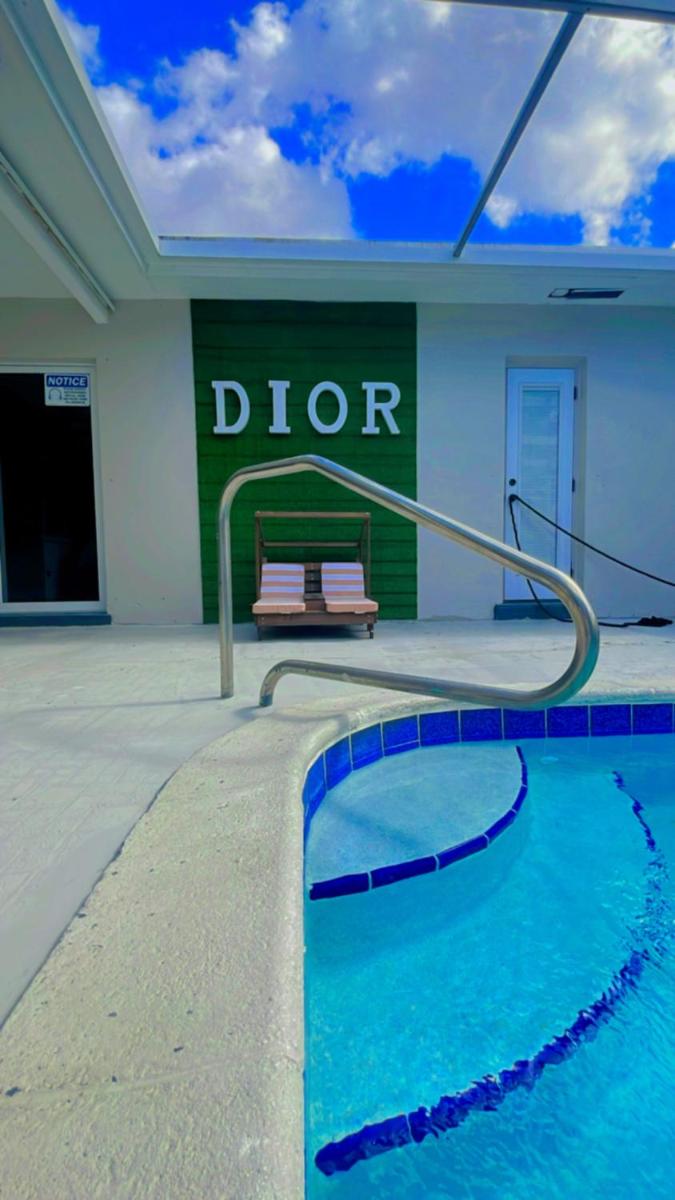 Pool Vacation - Housity
