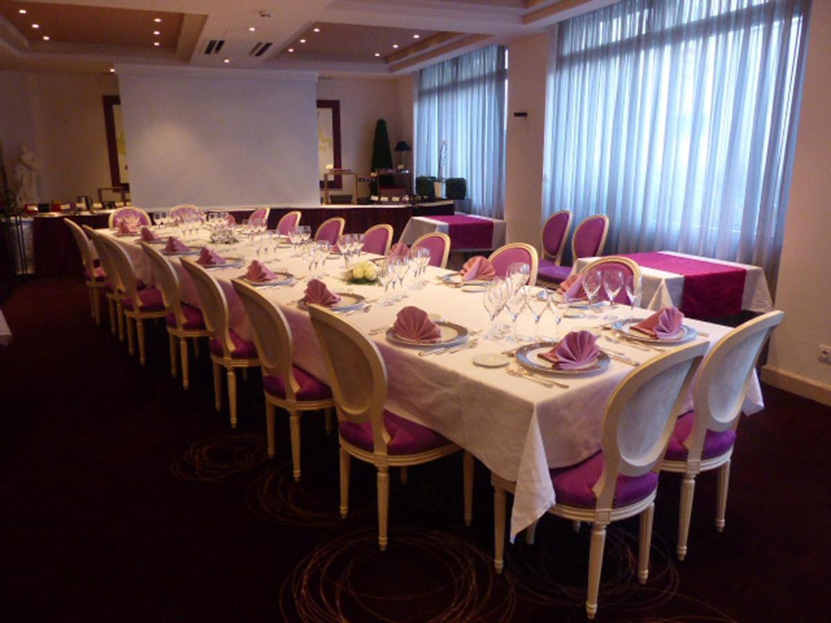 Restaurant ou autre lieu de restauration dans l'établissement Logis Hôtel Restaurant Le Fruitier