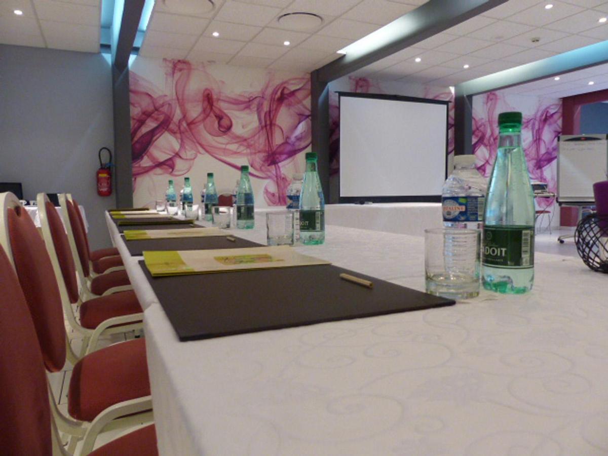 Espace de conférence ou salle de réunion dans l'établissement Logis Hôtel Restaurant Le Fruitier