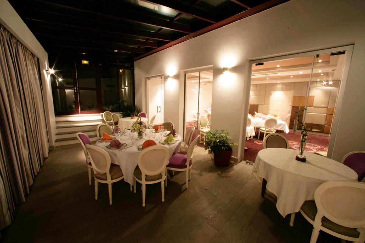 Coin salon dans l'établissement Logis Hôtel Restaurant Le Fruitier