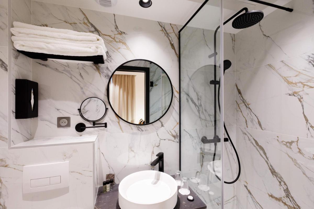 Salle de bains dans l'établissement Star Champs-Elysées