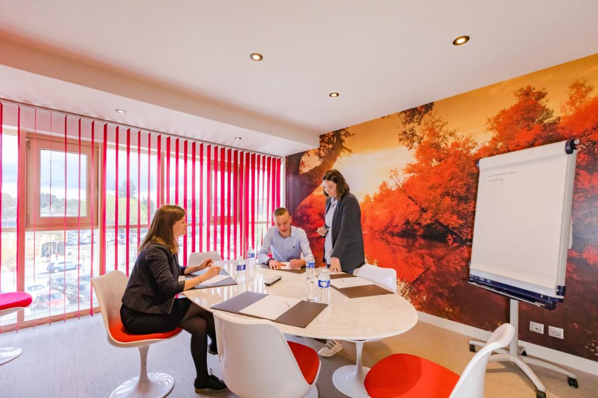 Espace de conférence ou salle de réunion dans l'établissement Logis Hôtel Restaurant Le Fruitier