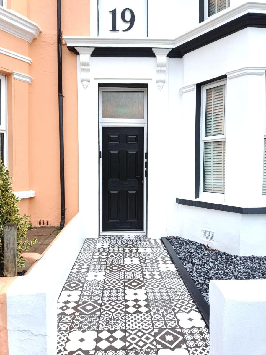 Bourne Street Apartments No 6 - 2nd floor ensuite room near Beach - Housity