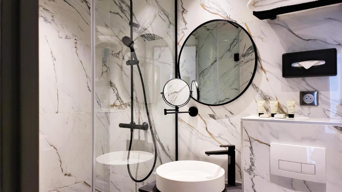 Salle de bains dans l'établissement Star Champs-Elysées