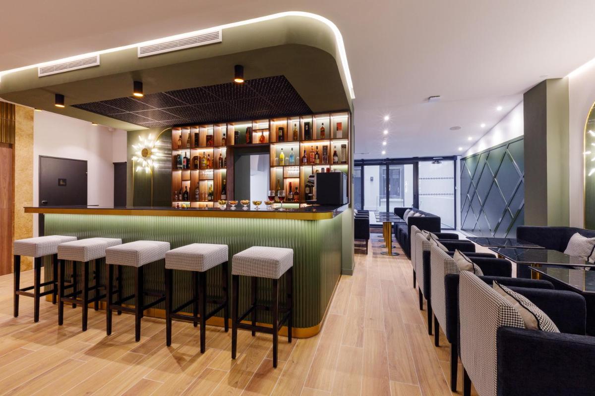 un bar dans un restaurant avec des tabourets dans l'établissement Star Champs-Elysées, à Paris