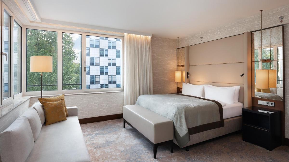 Ein Bett oder Betten in einem Zimmer der Unterkunft InterContinental Berlin by IHG