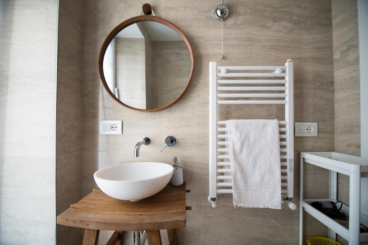 Elegante Suite in Centro Città - Arredo Moderno & Wi-Fi con Smart Tv - Housity