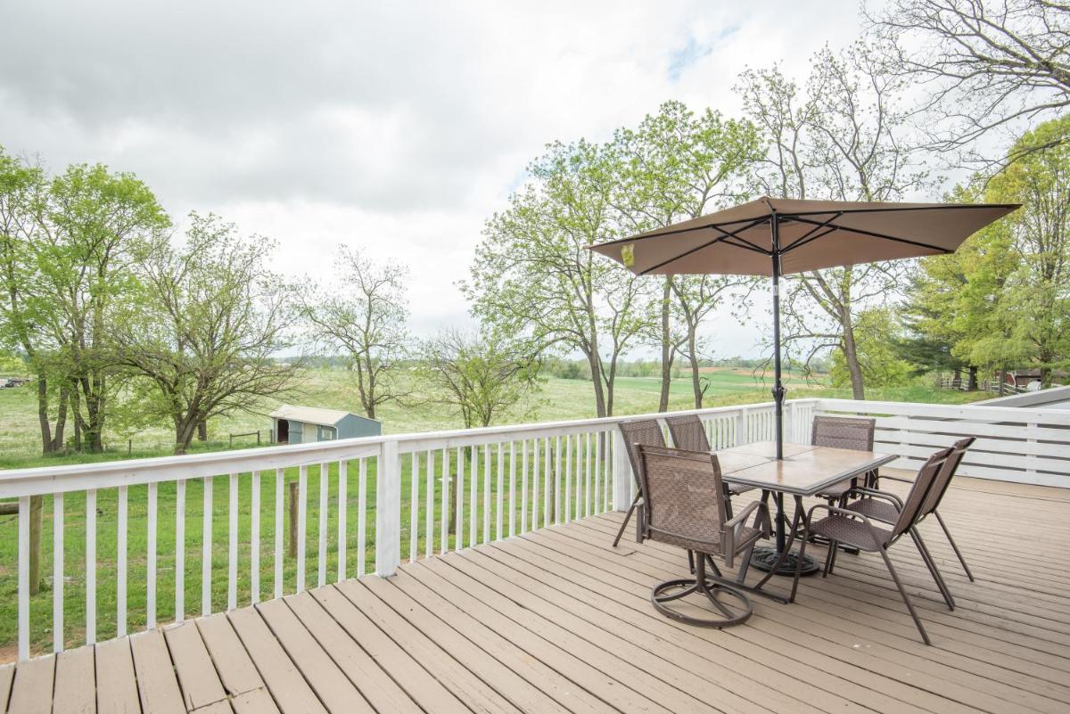 Ridge Side Villa with Hot tub - Housity