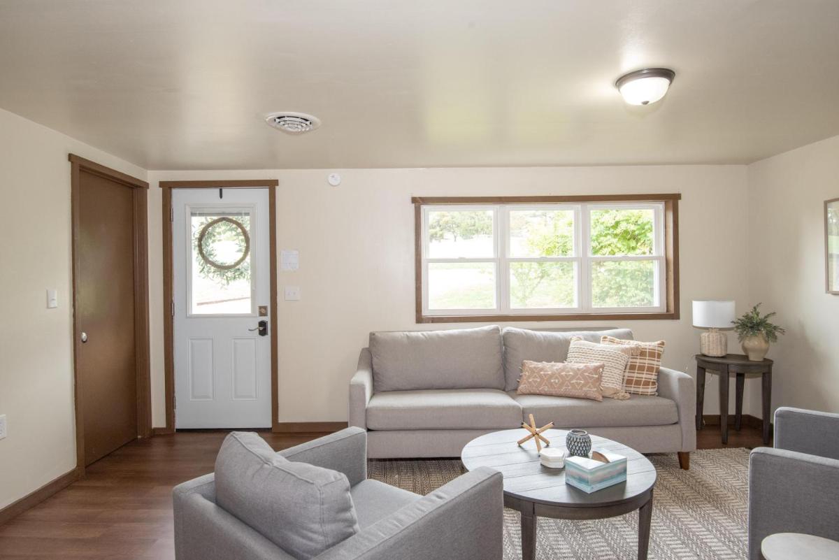 Ridge Side Villa with Hot tub - Housity