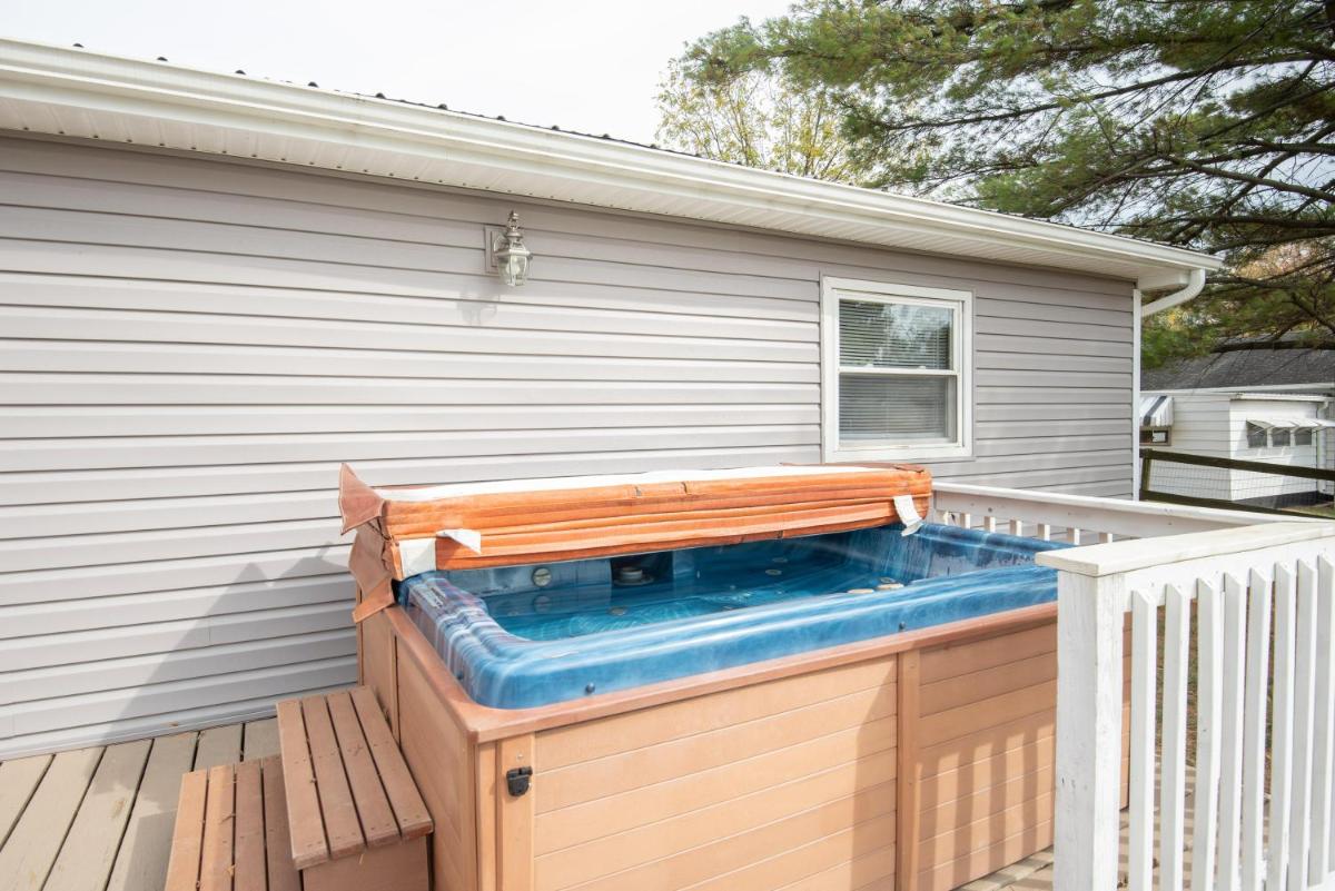 Ridge Side Villa with Hot tub - Housity