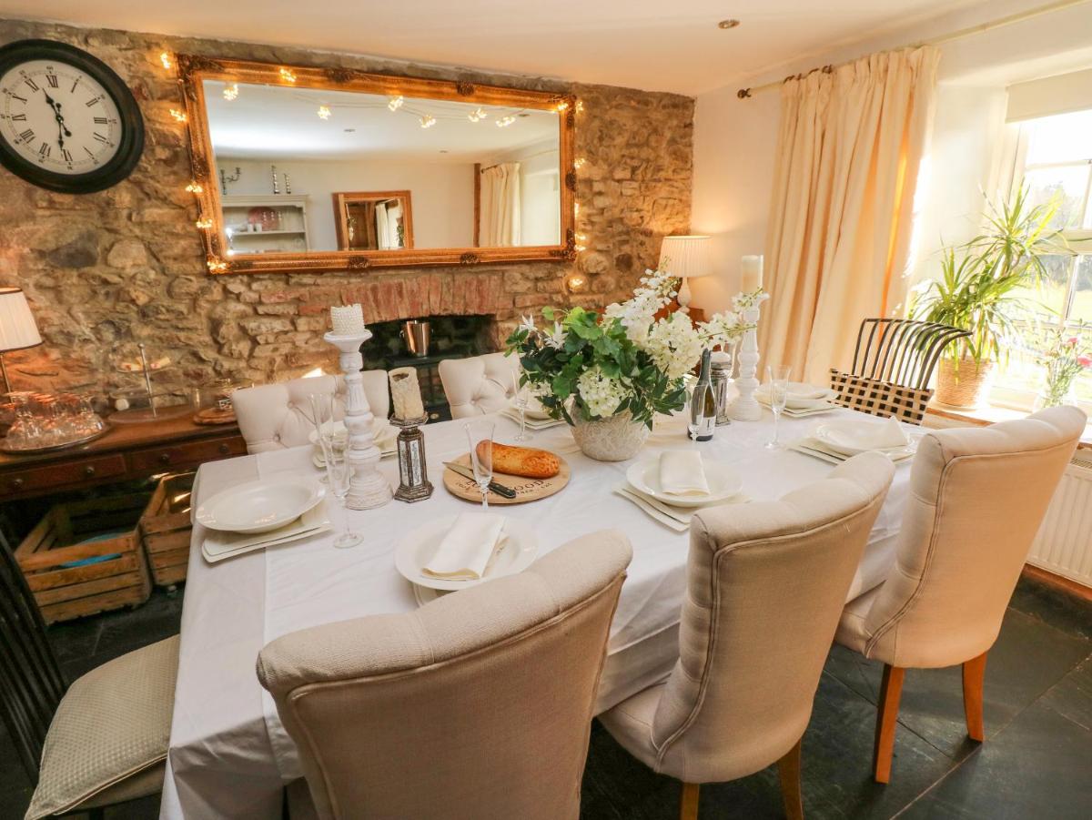 Rustic Period Country Farmhouse - Housity