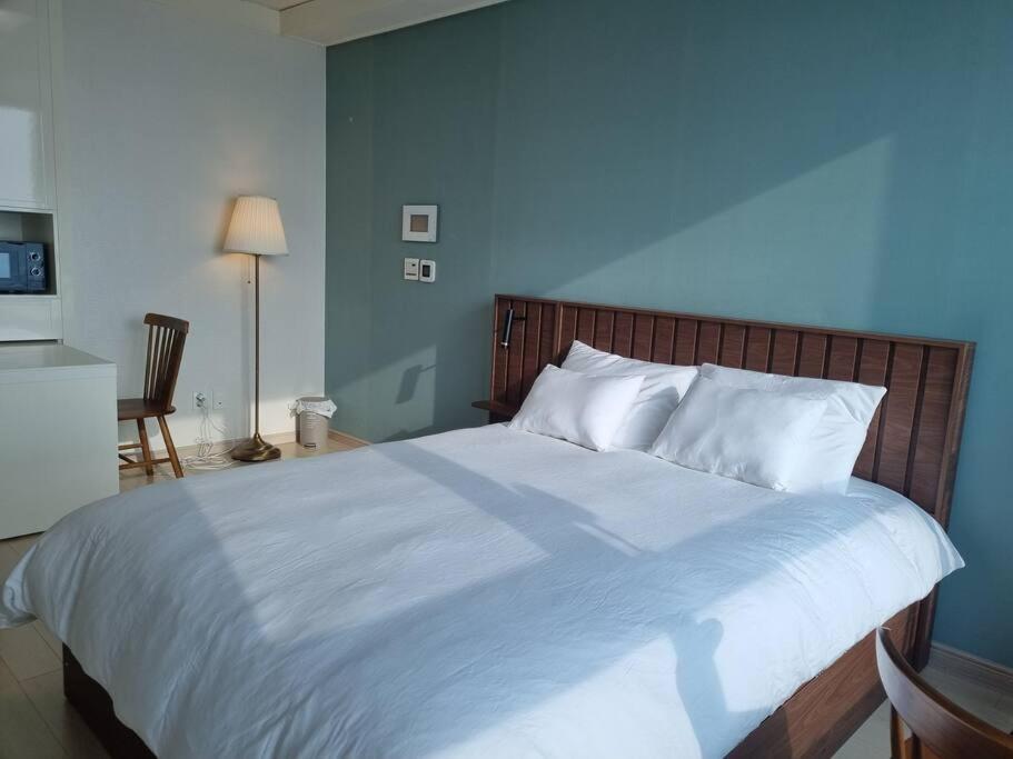 1-2 Mins from KTX Calm Wood Tone Beautiful Night View House - Housity