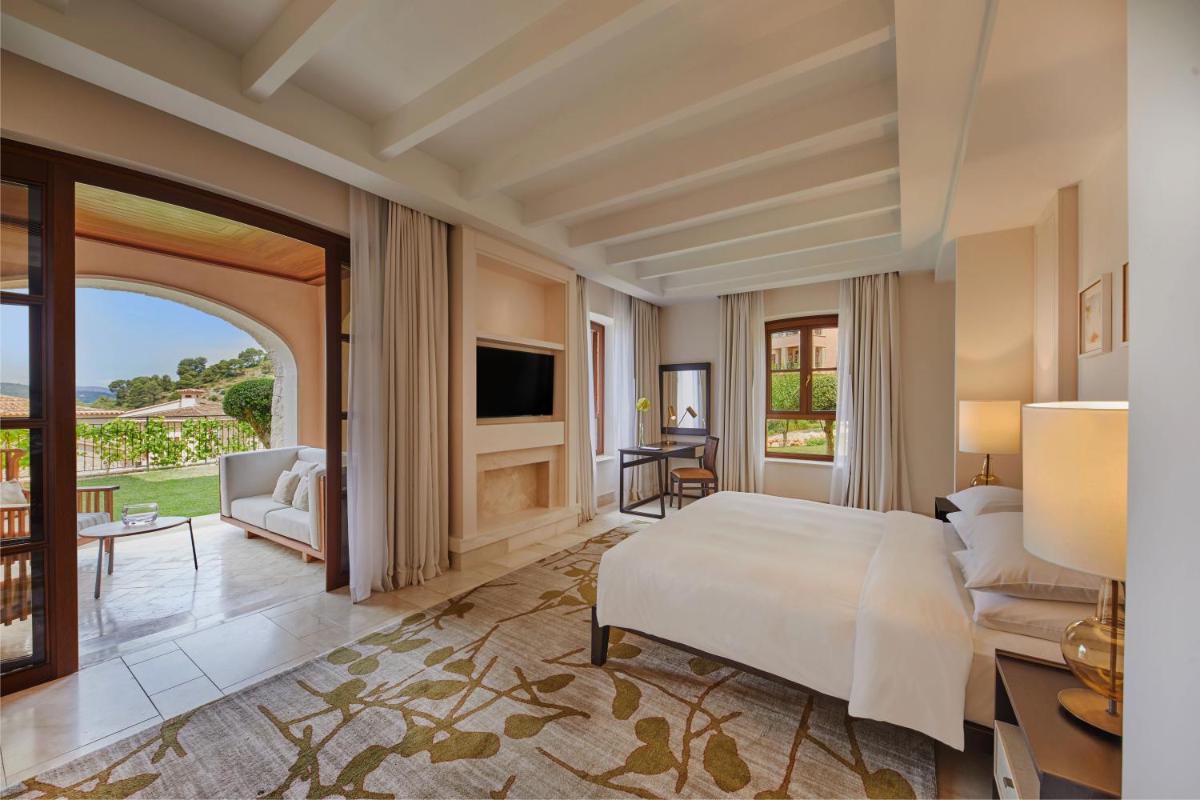 Cama o camas de una habitación en CAP VERMELL GRAND HOTEL