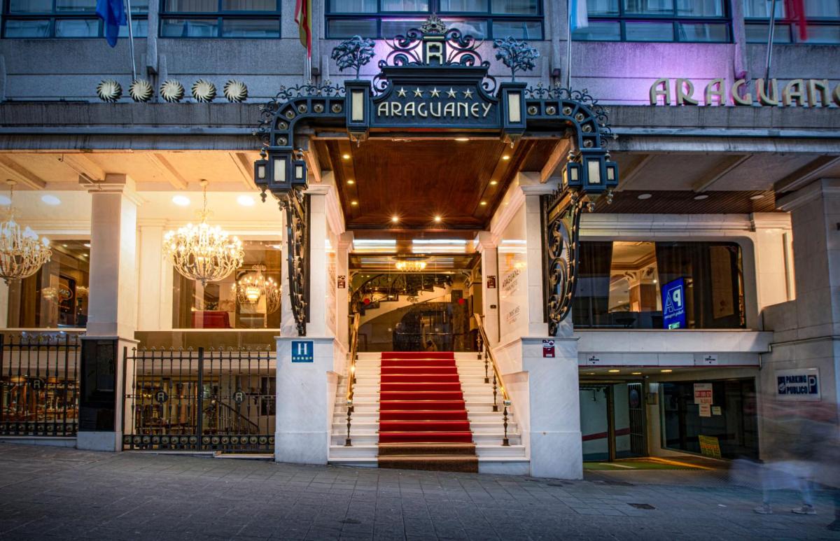 frente a una tienda con una escalera roja en un edificio en Eurostars Araguaney, en Santiago de Compostela