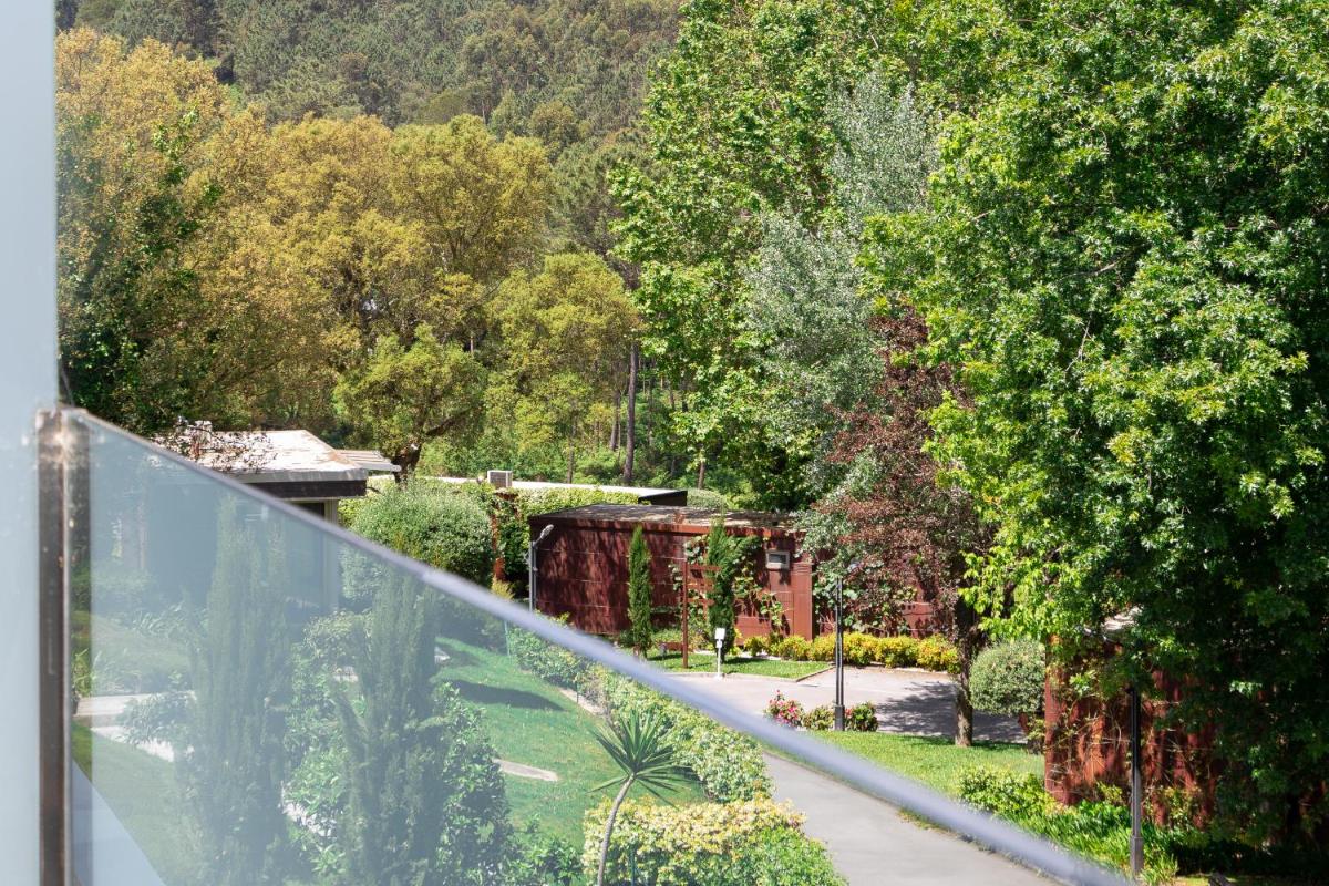 Um jardim no exterior de Prazer da Natureza Resort & Spa