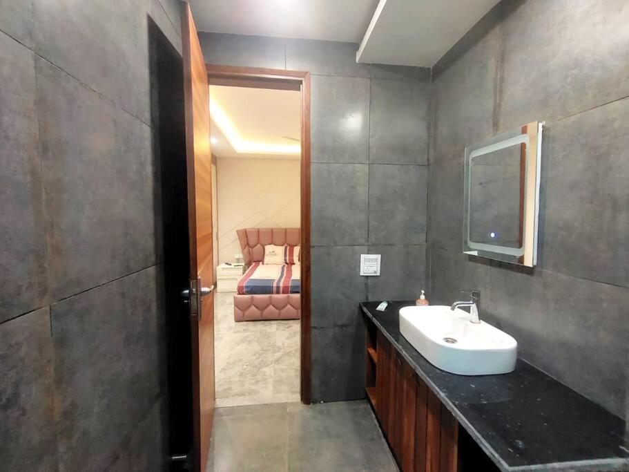 Suitetrails - Shaw Estate-Executive Stay, Near Expo Mart-Mehra Farm