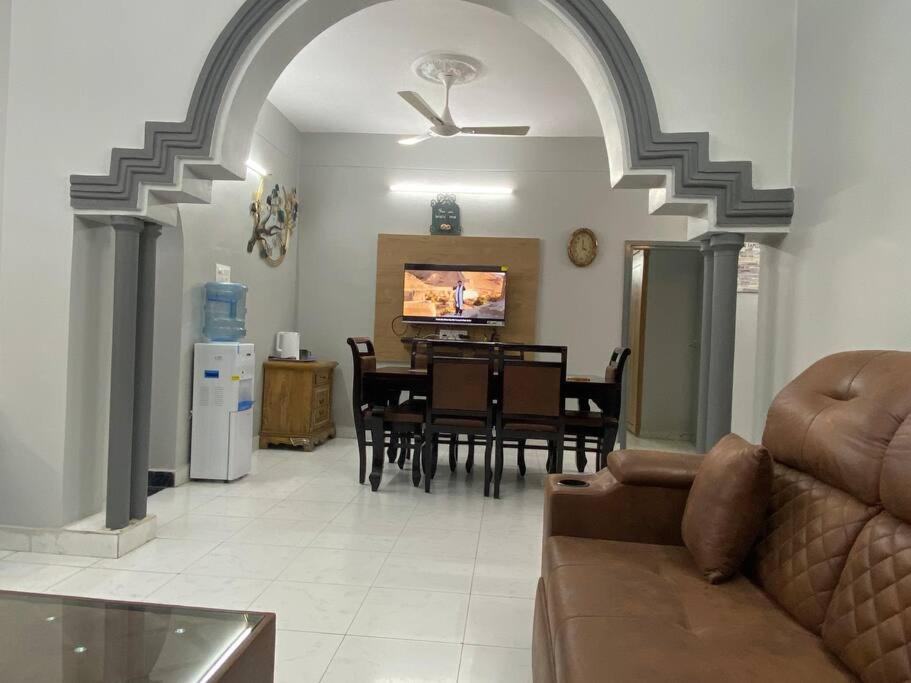 Elegant Villa - Housity