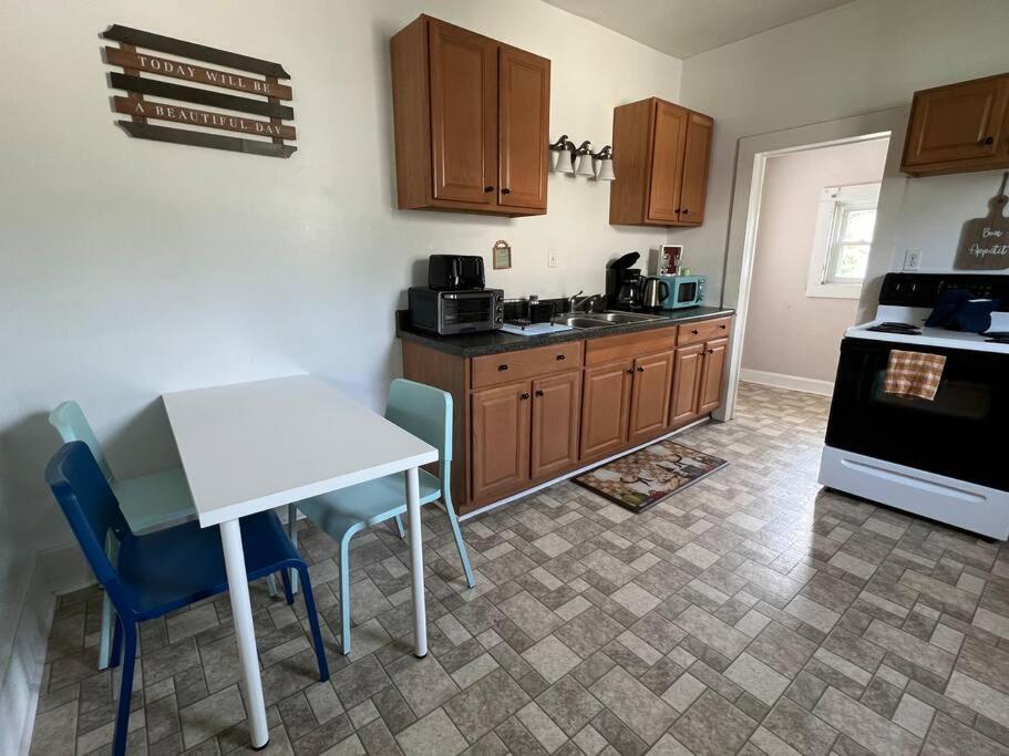 The Purple Door apt in the heart of Radford city - Housity