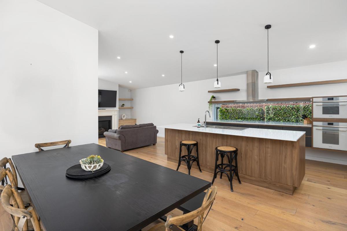 New luxury home, walking distance to CBD - Housity