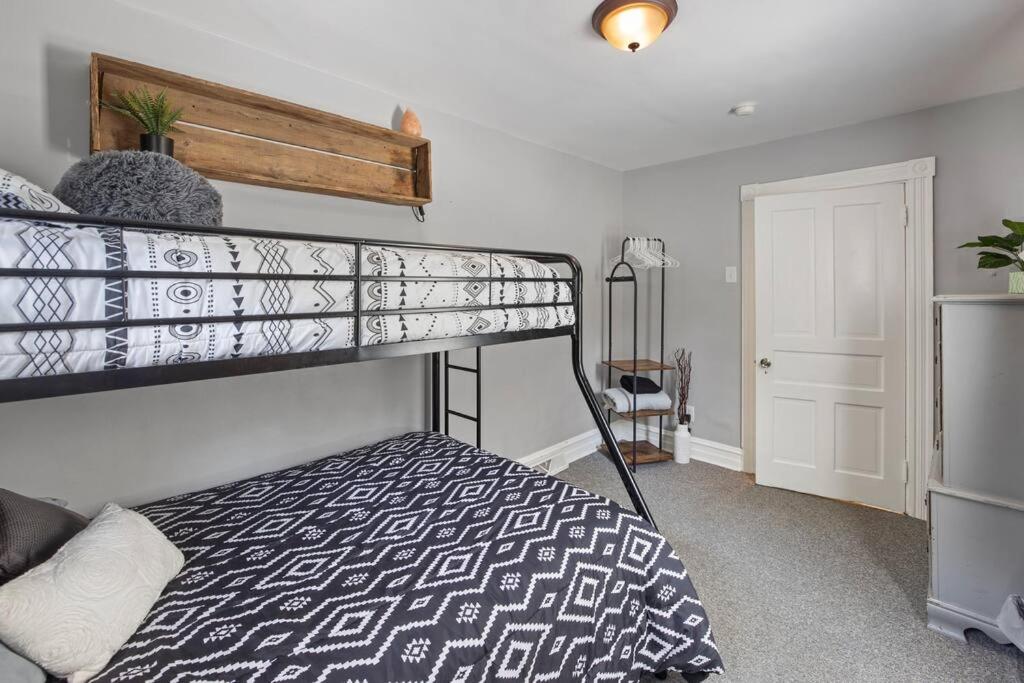Rare City Home w/ Backyard Fire-pit & Hottub - Housity
